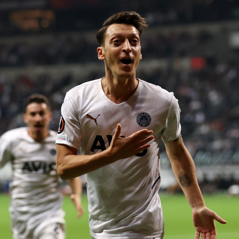 Özil dejó de ser futbolista de Fenerbahçe y ya tiene nuevo club