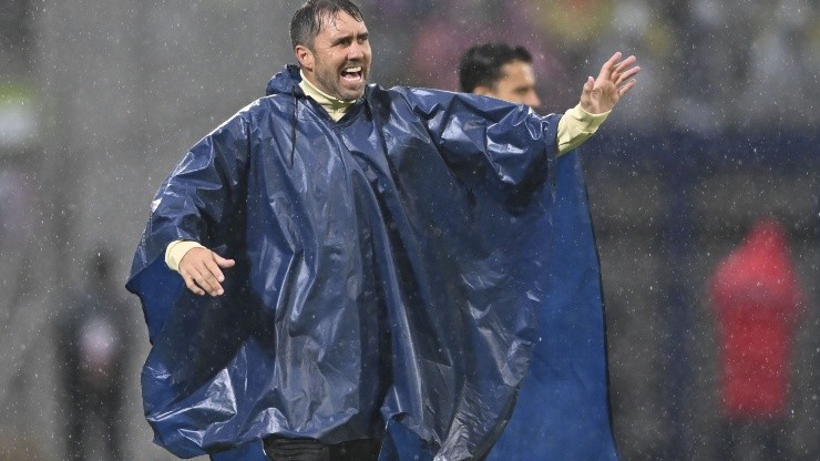 Eduardo Coudet bajo la lluvia en el Estadio Universitario.