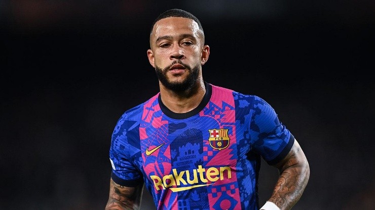 Memphis Depay en juego con Barcelona.