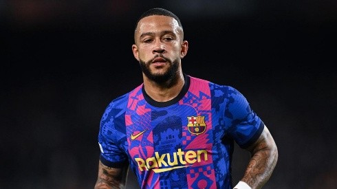 Memphis Depay en juego con Barcelona.