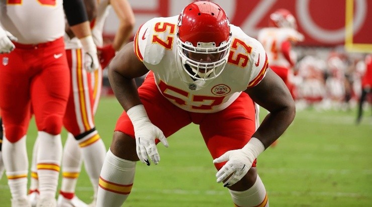 Offensive tackle Orlando Brown #57 of the Kansas City Chiefs warms up before the NFL preseason game against the Arizona Cardinals at State Farm Stadium on August 20, 2021 in Glendale, Arizona. (Photo by Christian Petersen/Getty Images)