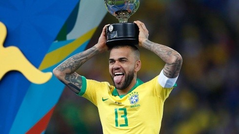 Dani Alves en festejo con Brasil.