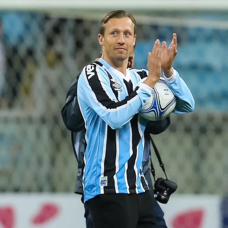 Lucas Leiva 'põe' dupla na berlinda e torcida do Grêmio escolhe quem sai