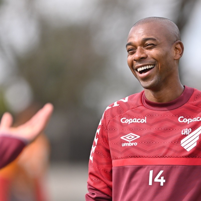 “Interessa e negocia com o Athletico-PR”: Após Fernandinho, Furacão quer outro volante que joga a Champions League