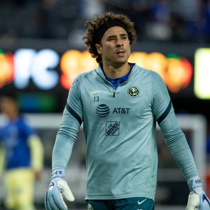 Fans del Chelsea recordaron con cariño a Memo Ochoa