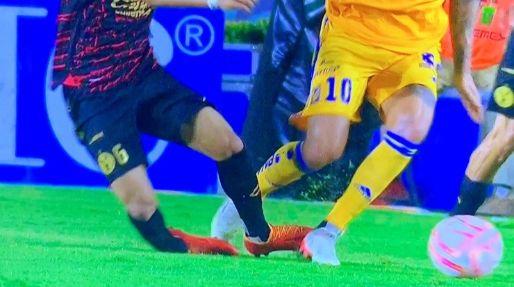 Patadón a Gignac sobre el final del juego ante Xolos. (Twitter:@RafaDato2)