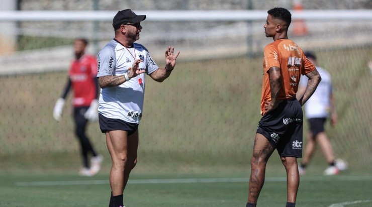 Foto: Pedro Souza / Atlético / Divulgação - Turco e Allan: volante saiu em defesa do treinador