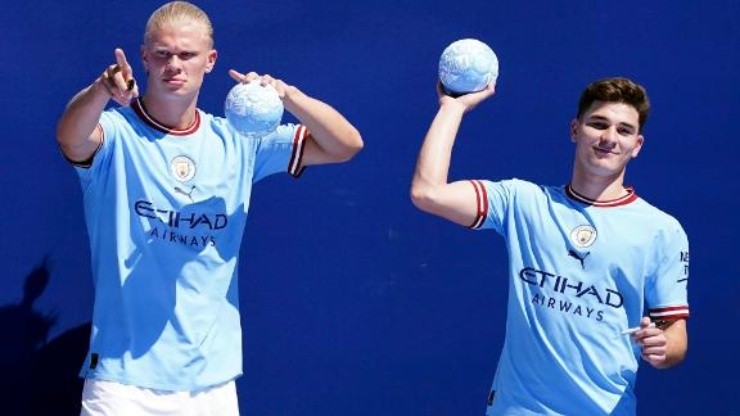 Erling Haaland y Julián Álvarez en su presentación oficial. Crédito: @MCFC