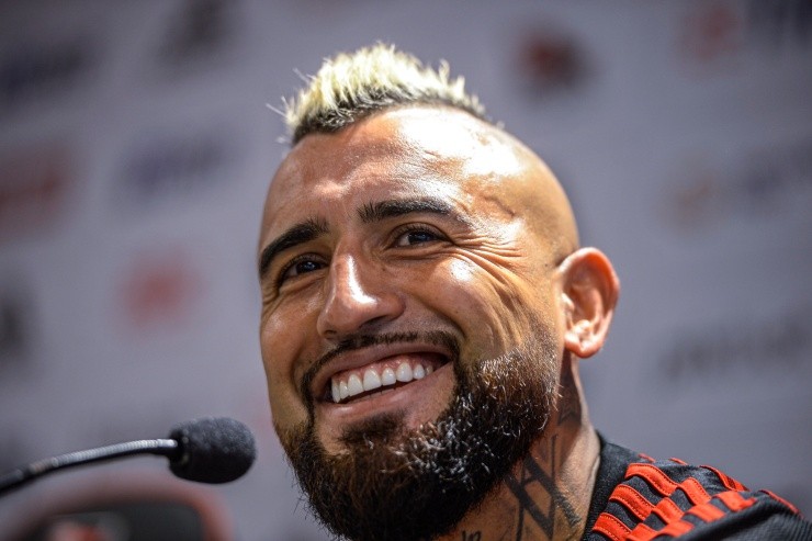 Arturo Vidal le responde a Cicinho | Foto: Flamengo Flickr 