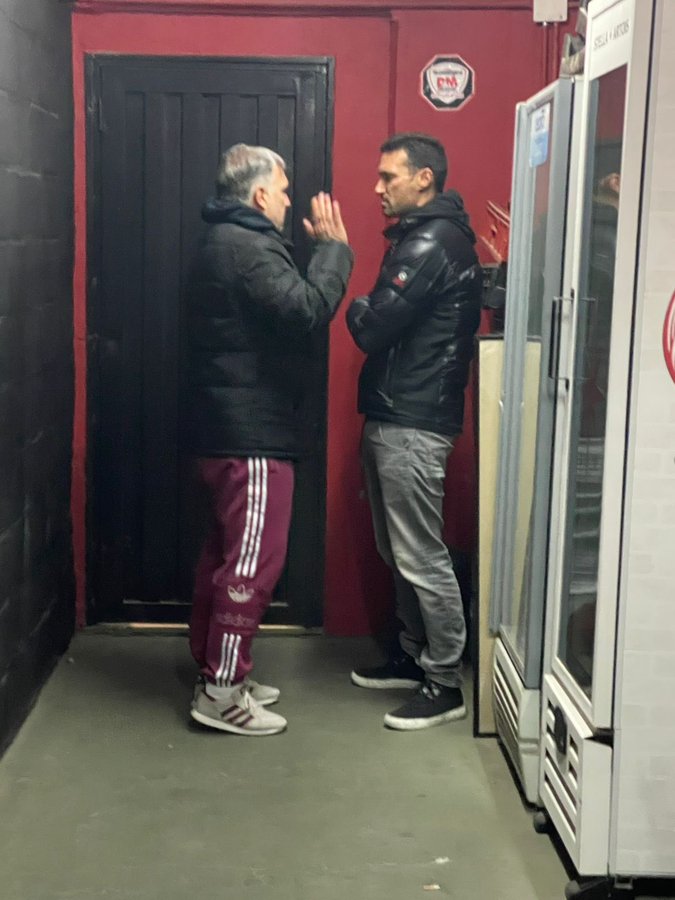 Martino junto a Scaloni en el estadio de Newell’s. Créditos: @RobyMartinez
