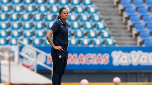 Karina Báez observa el encuentro de su equipo ante Puebla.