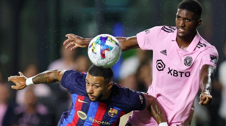 Memphis Depay #9 of FC Barcelona heads the ball against Damion Lowe #31 of Inter Miami CF during the second half of a preseason friendly at DRV PNK Stadium on July 19, 2022 in Fort Lauderdale, Florida. (Photo by Michael Reaves/Getty Images)