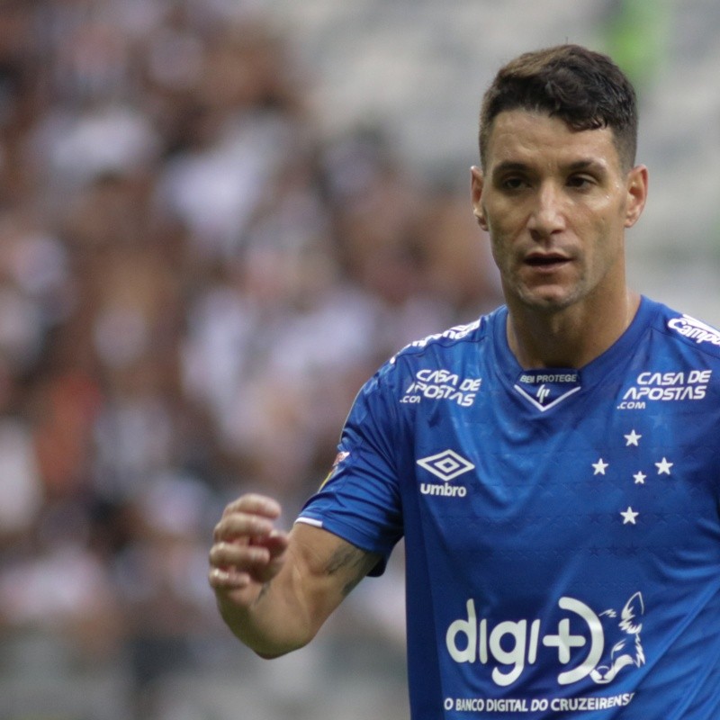 Cruzeiro empata com algoz na Série B e web relembra 'zika' de Thiago Neves