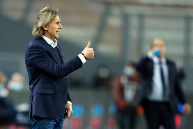LIMA, PERU - OCTOBER 07: Ricardo Gareca coach of Peru gives a thumb up during a match between Peru and Chile as part of South American Qualifiers for Qatar 2022 at Estadio Nacional on October 07, 2021 in Lima, Peru. (Photo by Daniel Apuy/Getty Images)