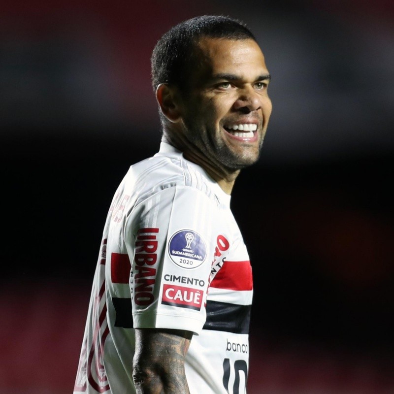 Dani Alves envía mensaje a Pumas y lanza promesa a México desde el avión