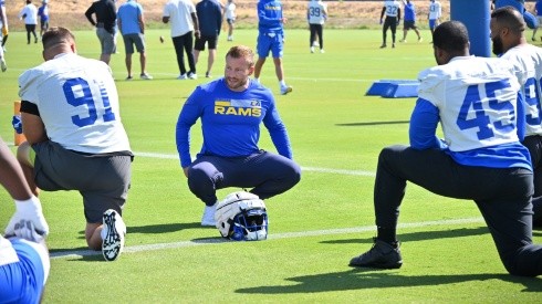 Sean McVay durante práctica en Los Angeles Rams