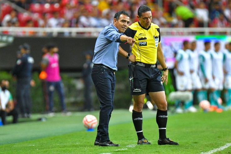 Ricardo Cadena en reclamo arbitral ante León. Créditos: Imago7