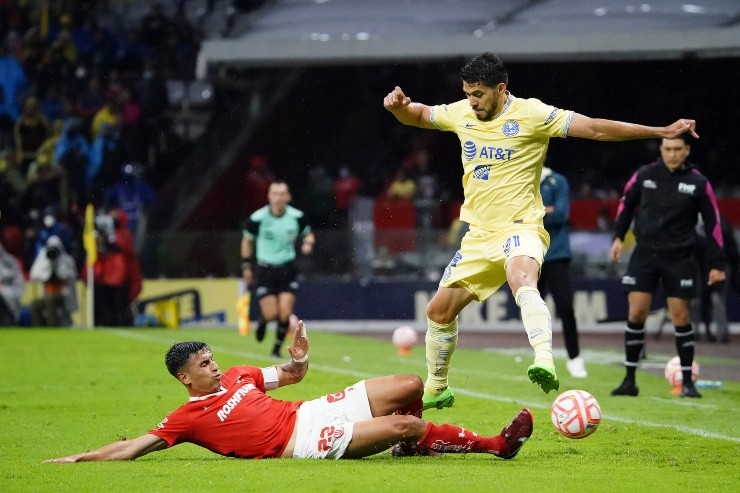 Ciudad de Mexico, 13 de julio de 2022. Claudio Baeza y Henry Martín, durante el partido de la jornada 3 del torneo Apertura 2022 de la Liga BBVA MX, entre las Águilas del America y los Diablos Rojos del Toluca, celebrado en el estadio Azteca. Foto: Imago7/ Rafael Vadillo