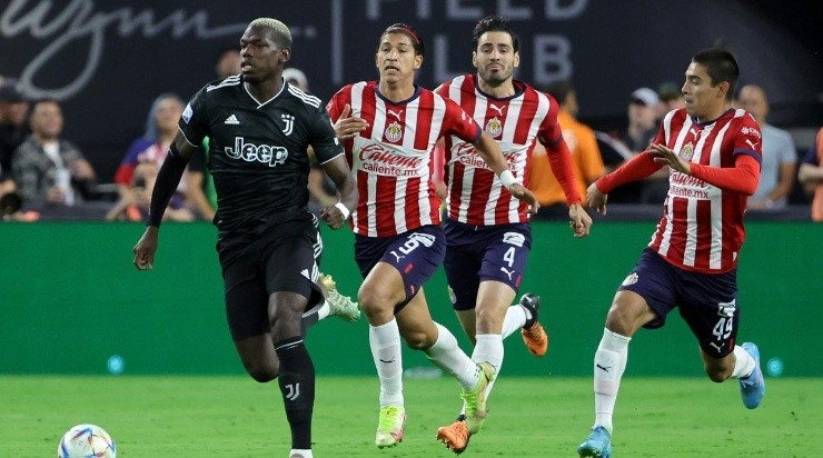 Paul Pogba #10 of Juventus dribbles the ball up the field ahead of Angel Saldivar #9, Antonio Briseño #4 and #Gilberto Garcia #49 of Chivas (Photo by Ethan Miller/Getty Images)