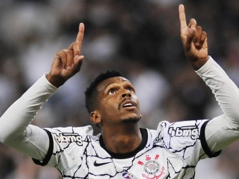 "Discutindo salários"; Campeão do Brasileirão quer contratar Jô, que rescindiu no Corinthians