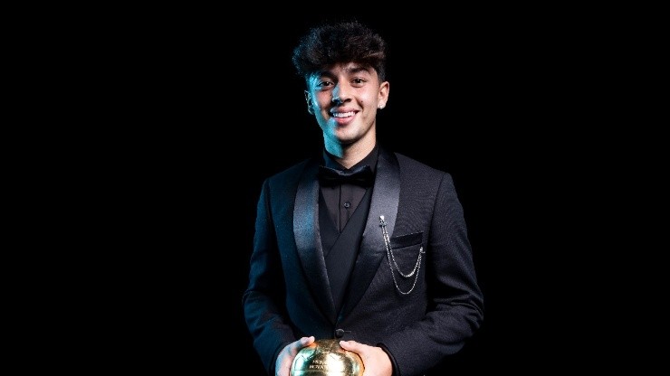 Jordan Carrillo con el Balón de Oro a mejor jugador novato | Imago 7