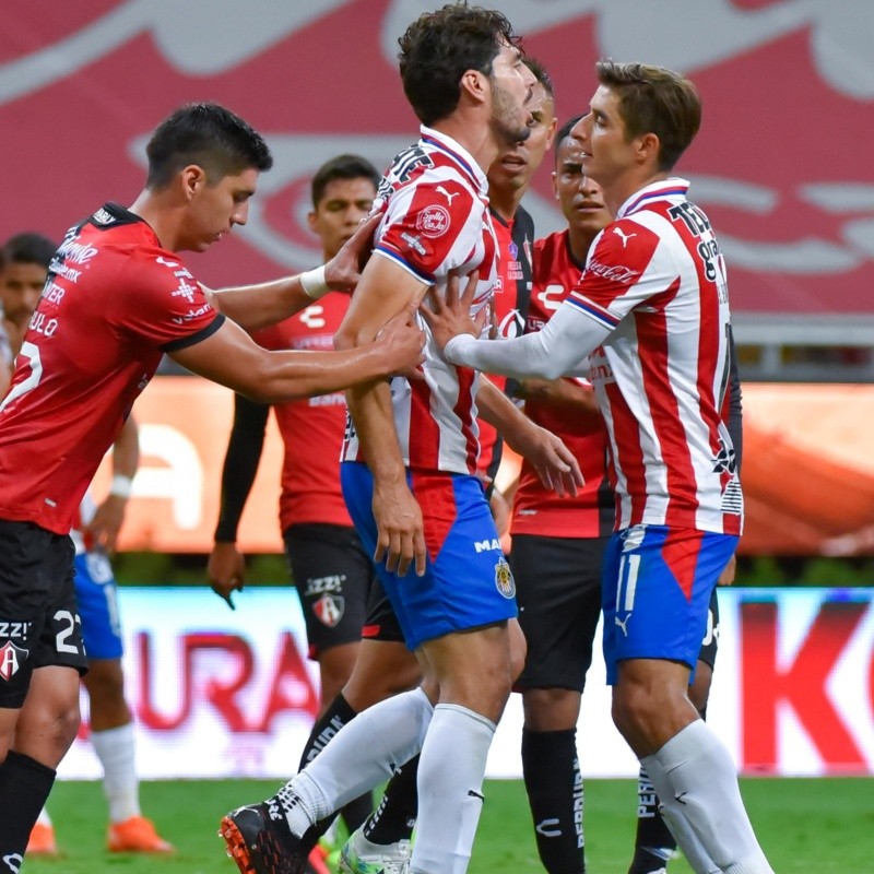 ¡Hay tiro! Chivas tira dardo de burla a Fox Sports y recibe un revés contundente