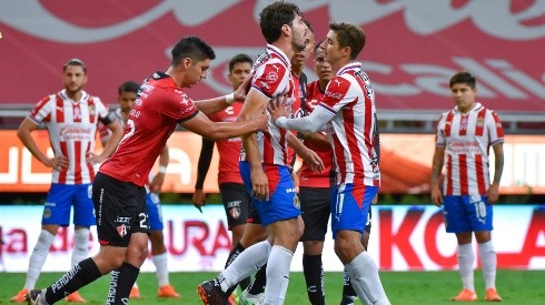 Confusión entre Pollo Briseño y Conejito Brizuela causa controversia entre Chivas y Fox Sports.