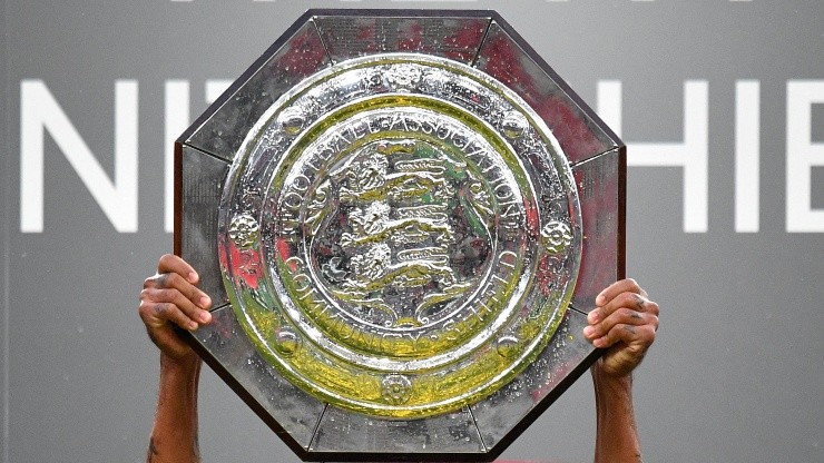 El trofeo Community Shield, certamen con el que inicia el fútbol de Inglaterra.