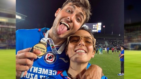 Santi Giménez al lado de su novia Fer Serrano en el último título de Cruz Azul.