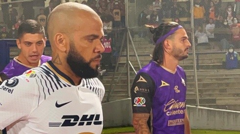 Dani Alves y Nicolás Benedetti, en la previa al Pumas vs. Mazatlán.