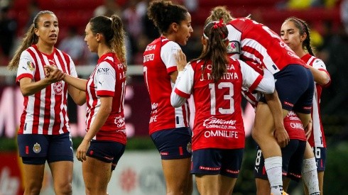 Jugadora de Chivas Femenil llora en su debut