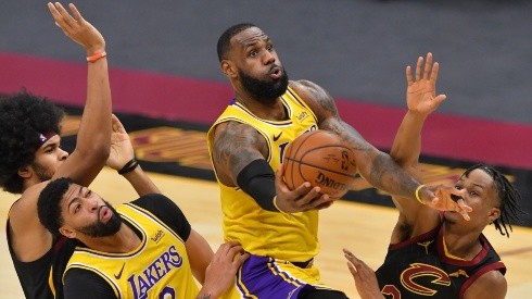 LeBron James jugando con Los Angeles Lakers ante Cleveland Cavaliers