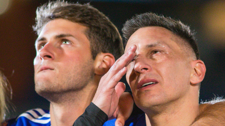 Christian Giménez llora en su juego de despedida con su hijo Santiago.