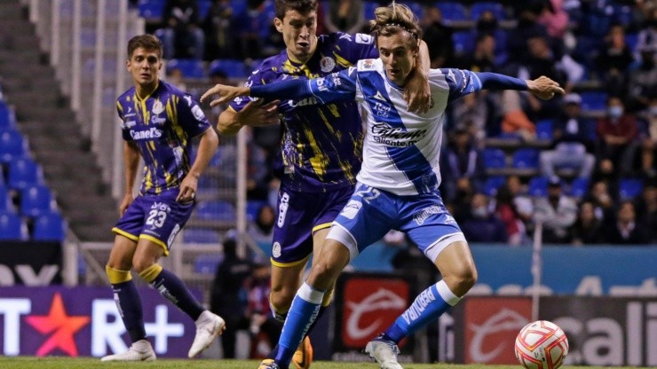 Duelo en la media entre Jordi Cortizo del Puebla y Rodrigo Dourado del Atlético de San Luis.