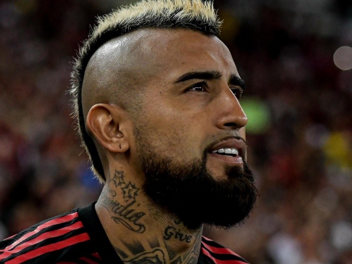 Vidal comemora gol marcado por Isla na vitória do Flamengo