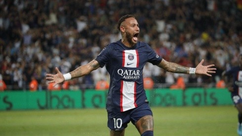 Neymar marcó un golazo de tiro libre.