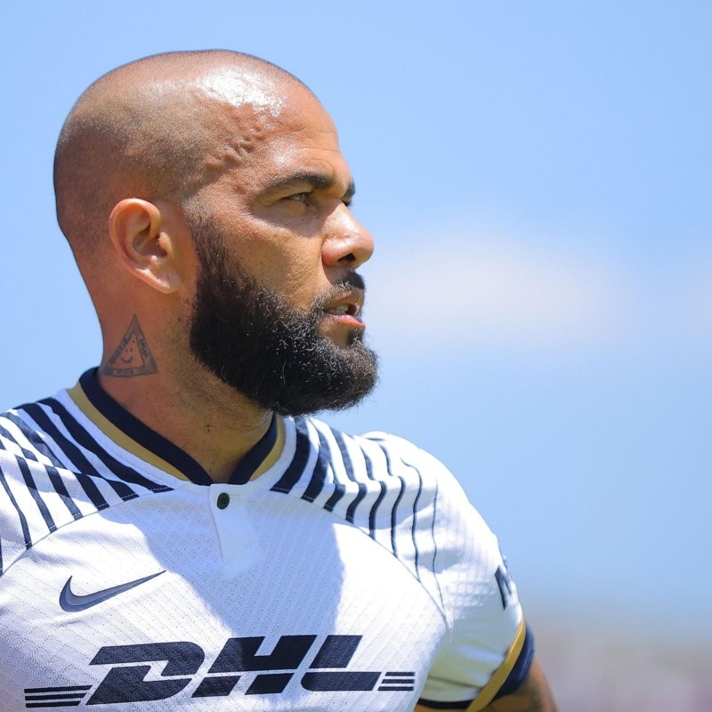 Dani Alves le contestó a Rivaldo por cuestionar su llegada a Pumas