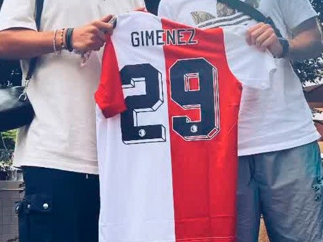 El primer ex Cruz Azul en presumir la playera de Santi Giménez