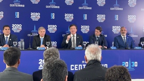 Alejandro Domínguez, presidente de Conmebol, junto a directivos uruguayos, argentinos, paraguayos y chilenos.