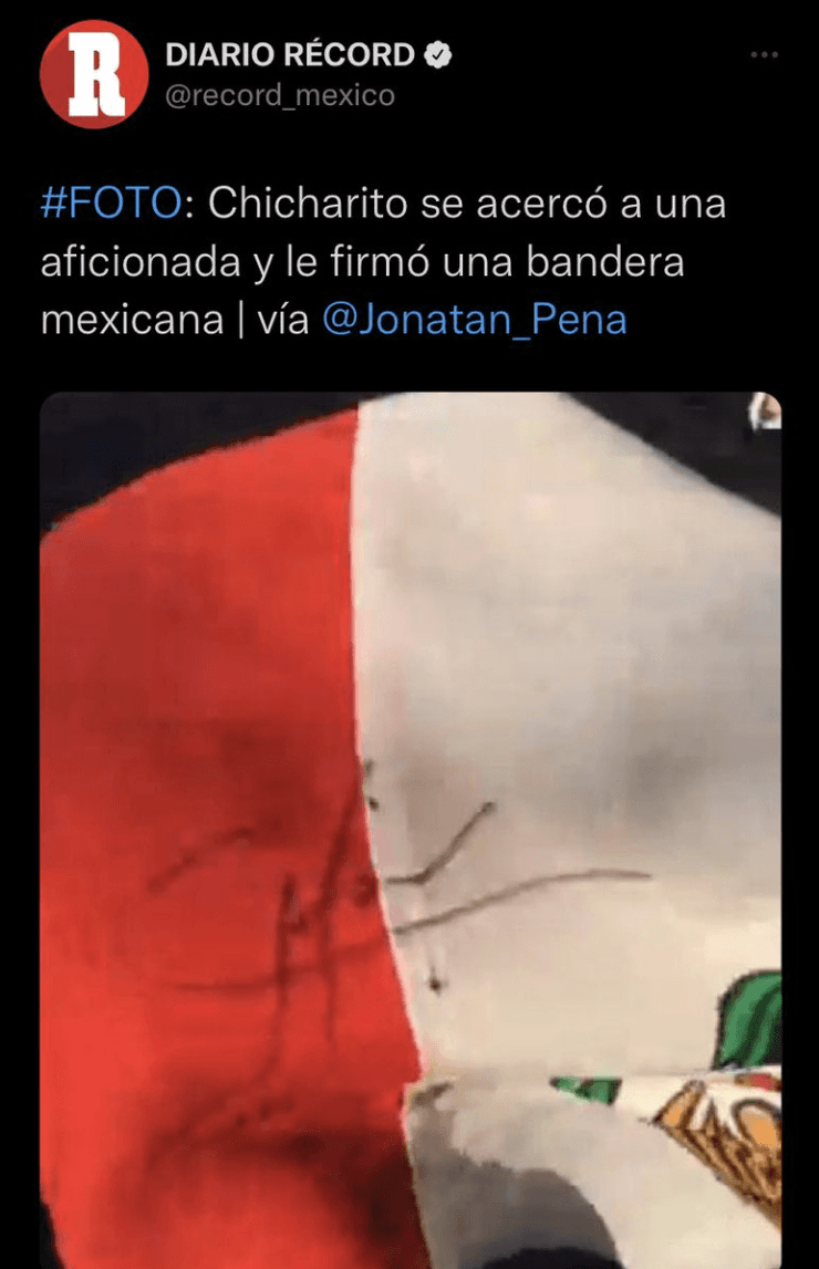 La vieja firma de Chicharito en la bandera mexicana.