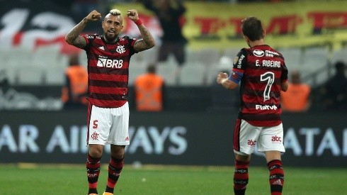 Vidal por poco se transforma en héroe durante triunfo de Flamengo.