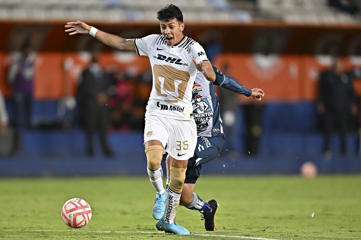Pachuca, Hidalgo, 24 de julio de 2022.  Jorge Ruvalcaba y Luis Chávez durante el partido de la jornada 4 del torneo Apertura 2022 de la Liga BBVA MX, entre los Tuzos del Pachuca y los Pumas de la UNAM, celebrado en el estadio Hidalgo. Foto: Imago7/  Etzel Espinosa