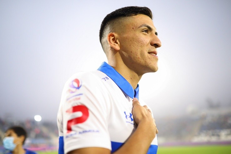 Marcelino Núñez agradecido de la gente de la UC | Foto: Agencia Uno 