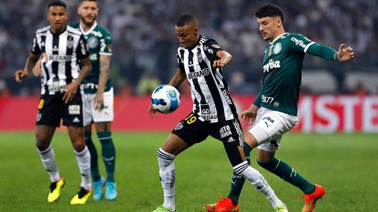 Acción de juego entre Atlético Mineiro y Palmeiras.