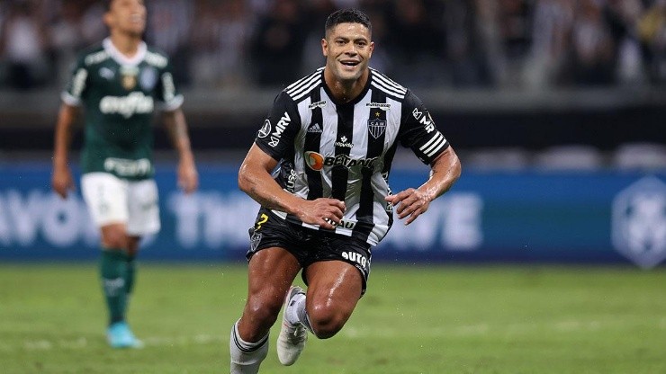 Goleador de raza: Hulk con Mineiro.