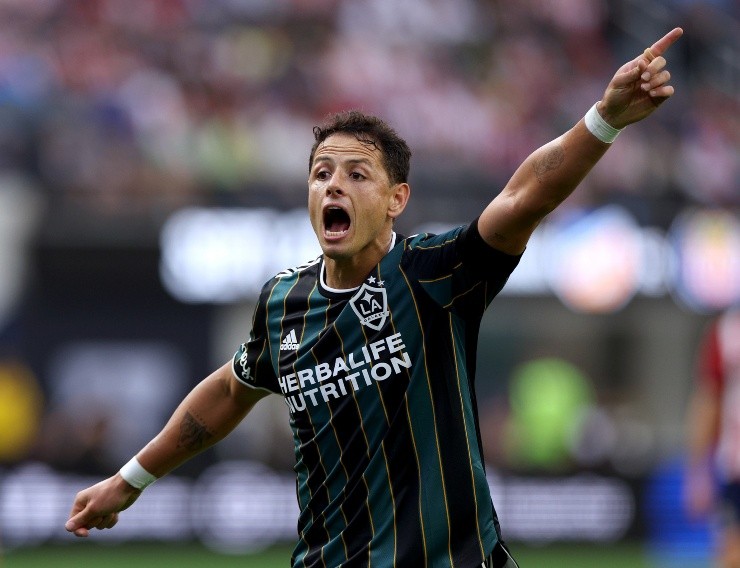 Chicharito volvió a generar polémica por su festejo en el gol. Créditos: Getty Images