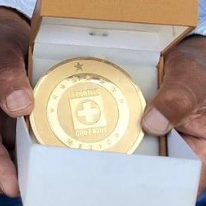 Santiago Giménez regaló su medalla de campeón con Cruz Azul a un aficionado