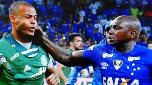 Foto: Reprodução/Fox Sports - Sassá desferiu um soco em Mayke em Palmeiras x Cruzeiro de 2018