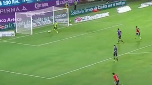 Alexis Vega falló un gol de forma increíble ante Mazatlán.