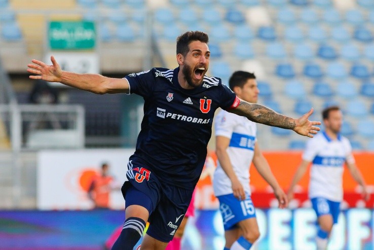 Larrivey le cayó con todo a Clark | Foto: Agencia Uno Larrivey le cayó con todo a Clark | Foto: Agencia Uno